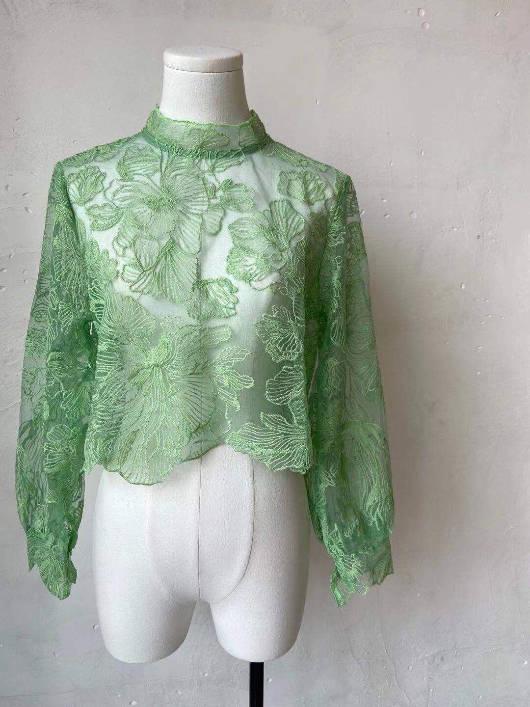 Blouse en tulle brodé