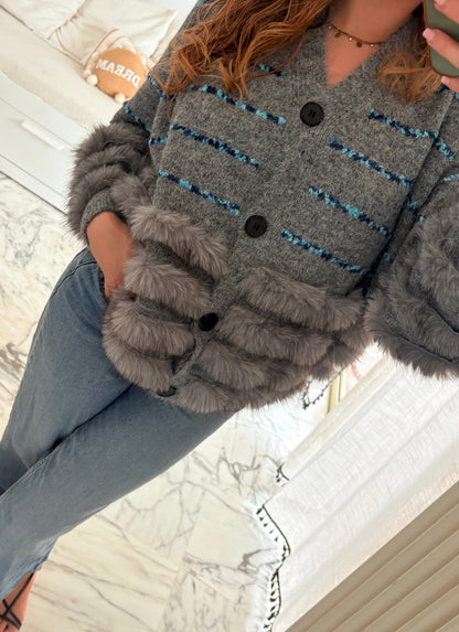 Cardigan en maille avec bandes et fourrure