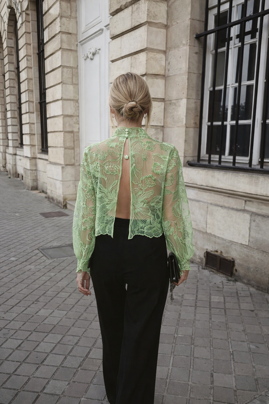 Blouse en tulle brodé